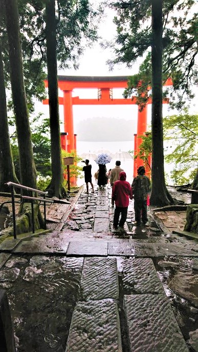 箱根神社湖に面した鳥居